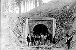 Dolní portál pěčínského tunelu 1906, druhý od leva p. Ing. Josef Hnátek, vedoucí stavby vamberecké sekce