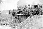 Zatěžkávací zkouška železničního mostu přes Zdobnici mezi Vamberkem a Peklem n. Zd., foto z r. 1906